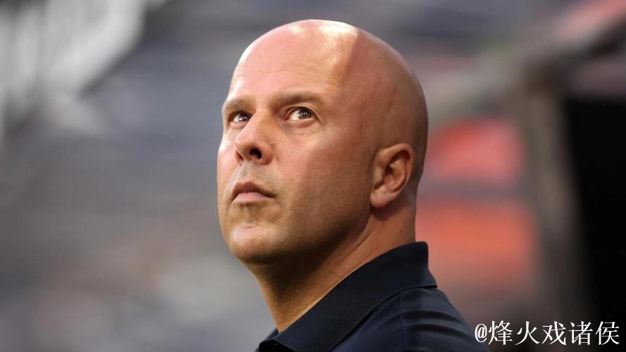 邮报：斯洛特上周五原定给球员放假，但他们仍留在基地